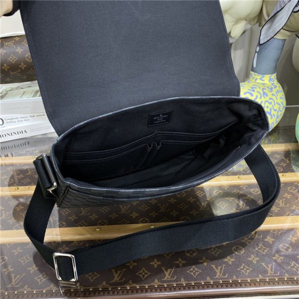 Louis Vuitton District MM - Image 10