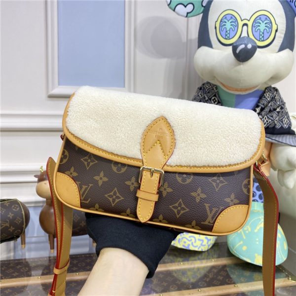 Louis Vuitton Diane Monogram Cozygram - Image 11