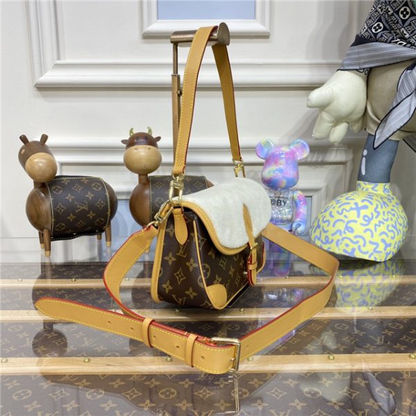 Louis Vuitton Diane Monogram Cozygram - Image 3