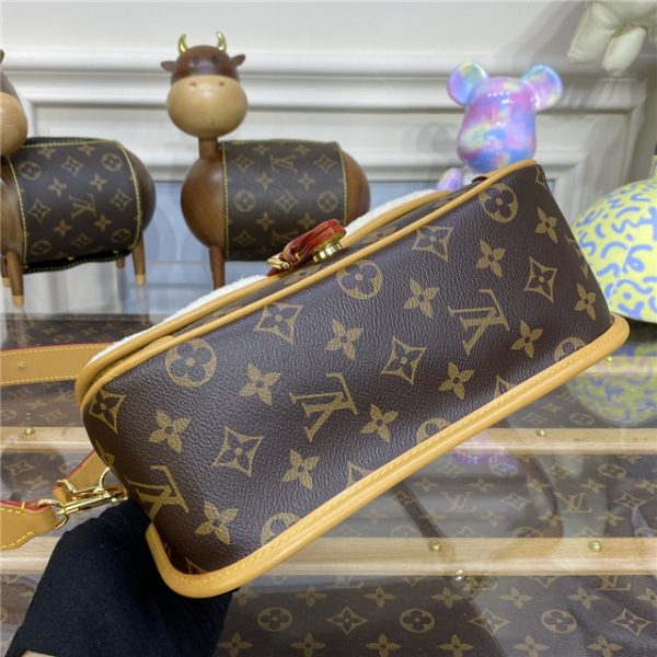 Louis Vuitton Diane Monogram Cozygram - Image 5