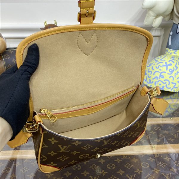 Louis Vuitton Diane Monogram Cozygram - Image 10