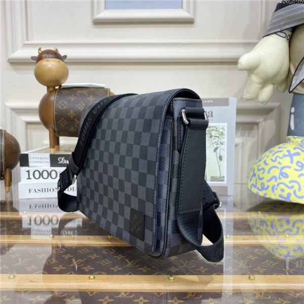 Louis Vuitton District PM Messenger Damier Graphite Canvas - Image 4